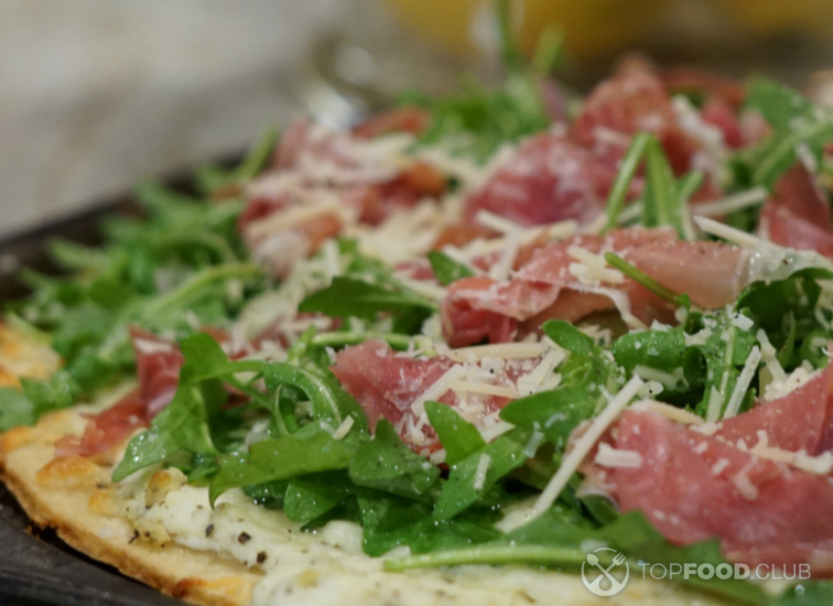 Пицца с прошутто и рукколой