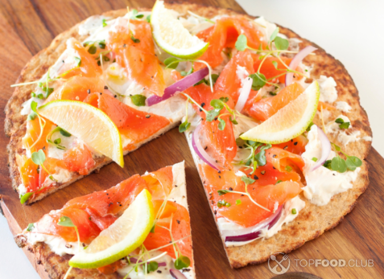 Пицца с копченым лососем