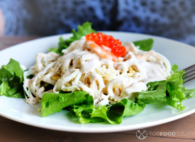 Салат с кальмарами, курицей и красной икрой