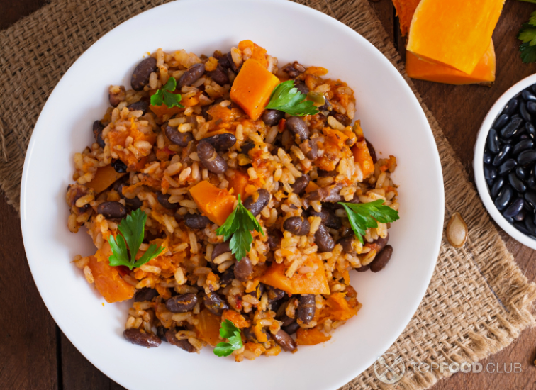 Мексиканский плов с тыквой и фасолью
