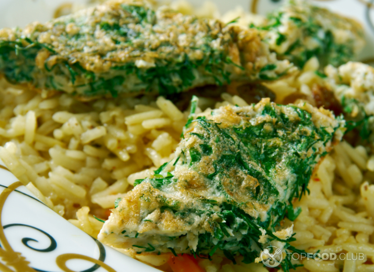 Плов с фасолью, копченой рыбой и омлетом