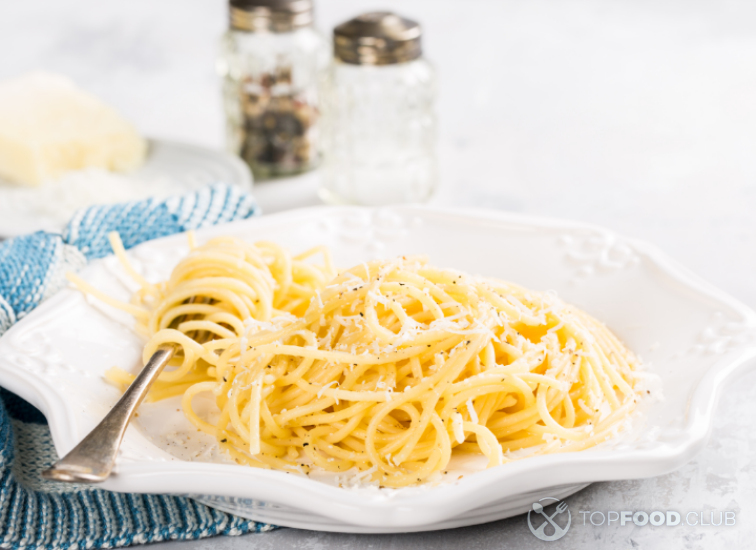 Спагетти с сыром пекорино и черным перцем