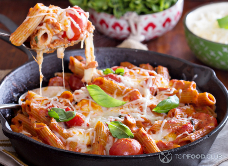 Паста пенне с помидорами и моцареллой