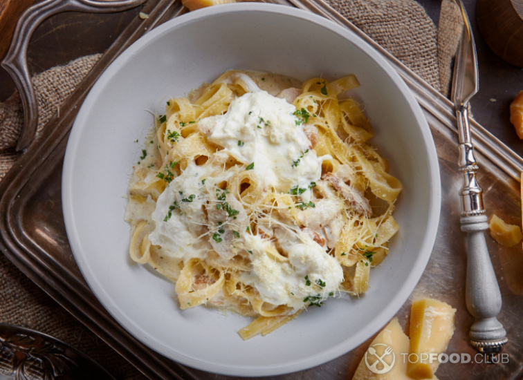 Тальятелле с беконом и сыром буррата