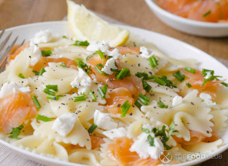 Паста с копченым лососем и козьим сыром