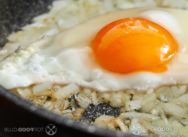Яичница-глазунья с луком и чесноком