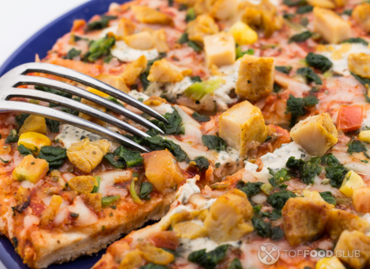 Пицца с курицей, кукурузой и шпинатом