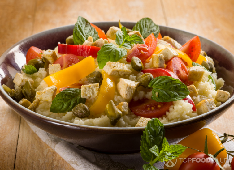 Вегетарианский кускус с тофу, томатами и каперсами