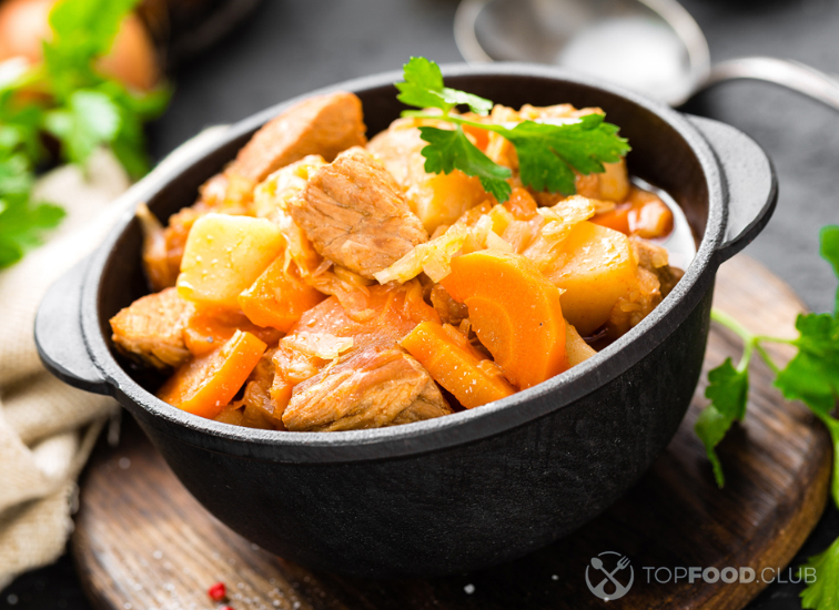 Тушеное мясо с капустой, морковью и картофелем
