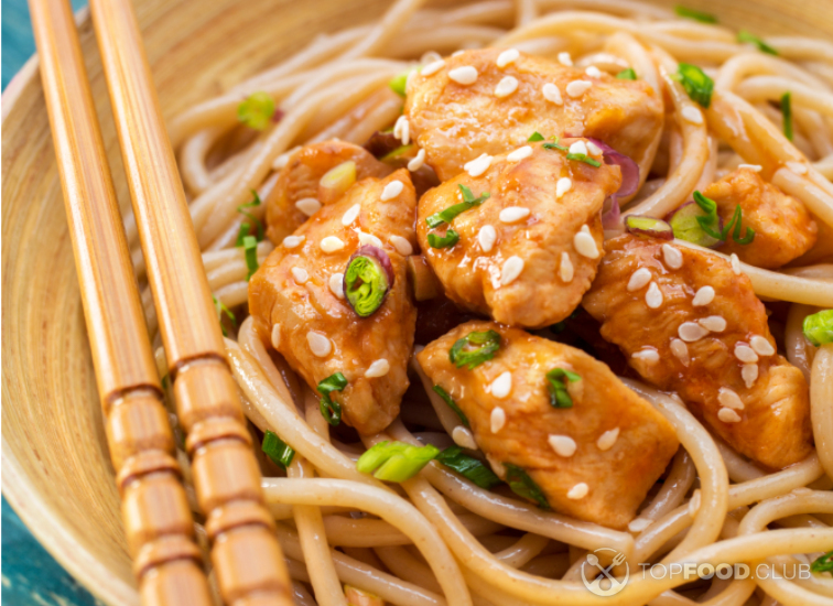Удон с курицей в апельсиновом маринаде