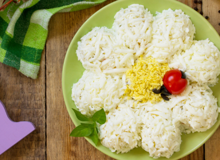 Майонезный салат с индейкой и яйцом