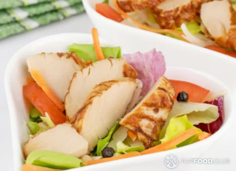 Салат с копчёной курицей