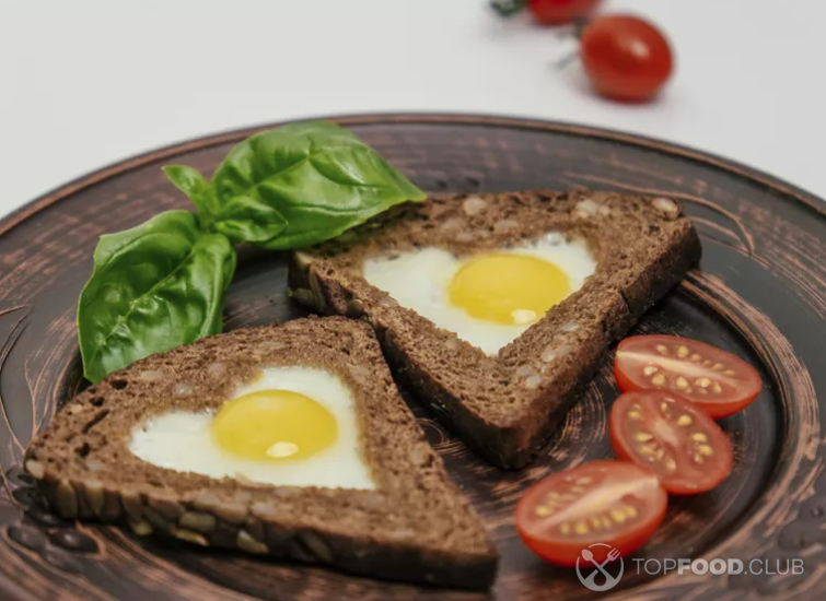 Яичница в хлебе в виде сердца