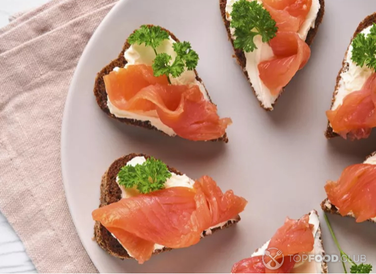 Бутерброды с лососем в виде сердца