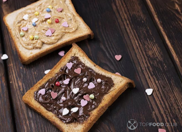 Тосты с шоколадной пастой на 14 февраля