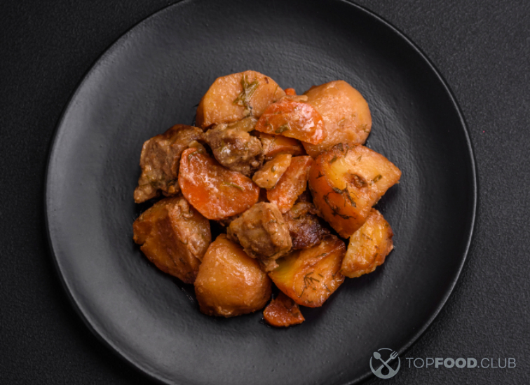 Тушёная свинина с морковью и картофелем