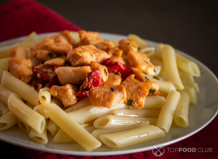 Паста с овощами и курицей