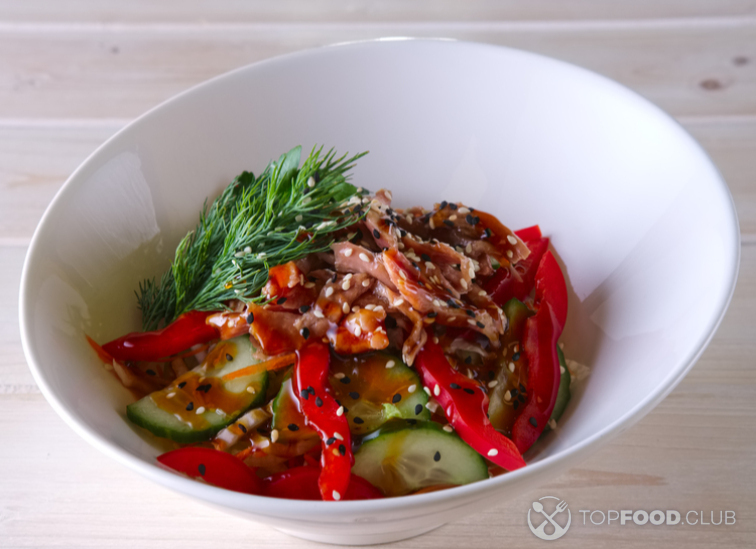 Салат с жареным мясом свинины