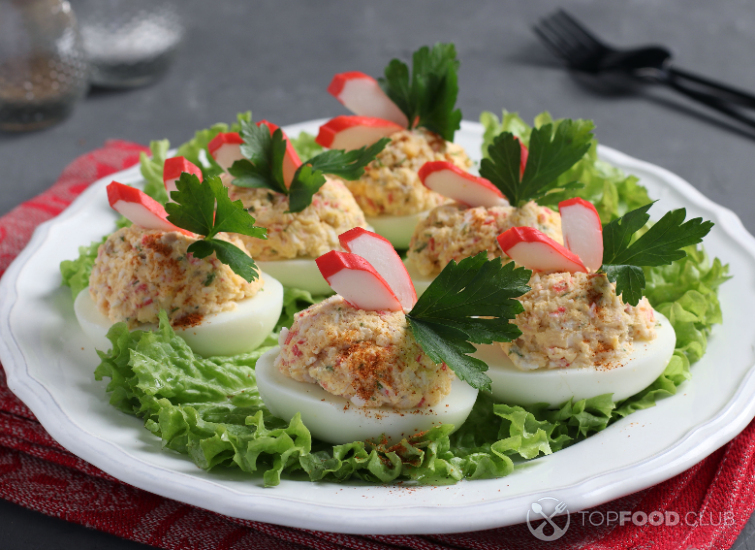 Яйца с сыром и крабовыми палочками