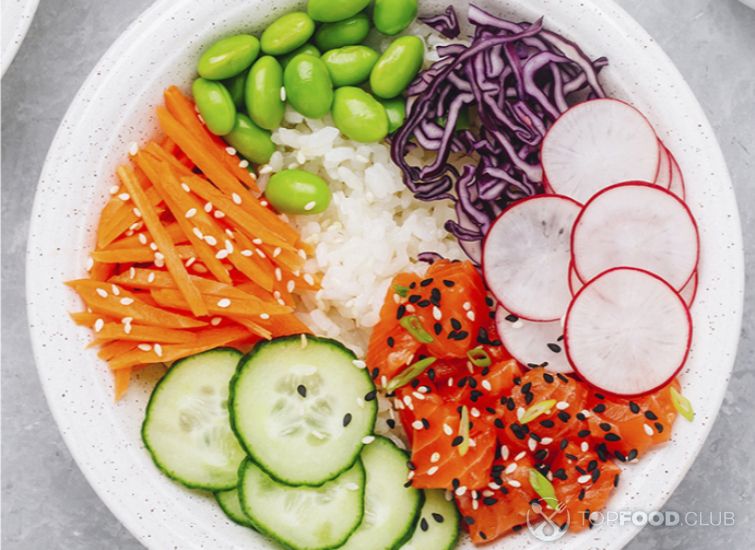 Поке боул с лососем, бобами и рисом