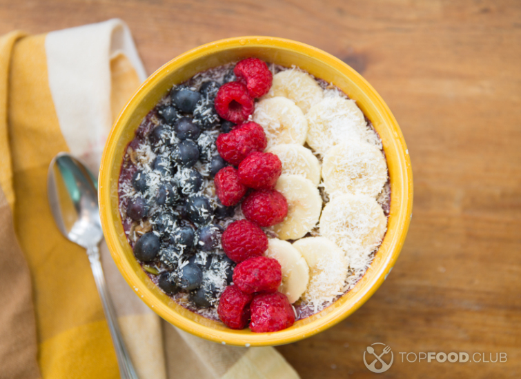 Смузи боул с бананом и ягодами