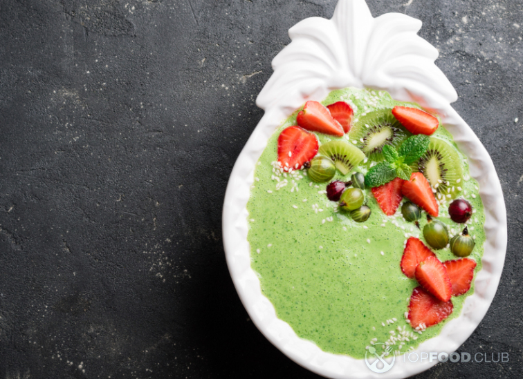 Смузи боул со шпинатом и ягодами