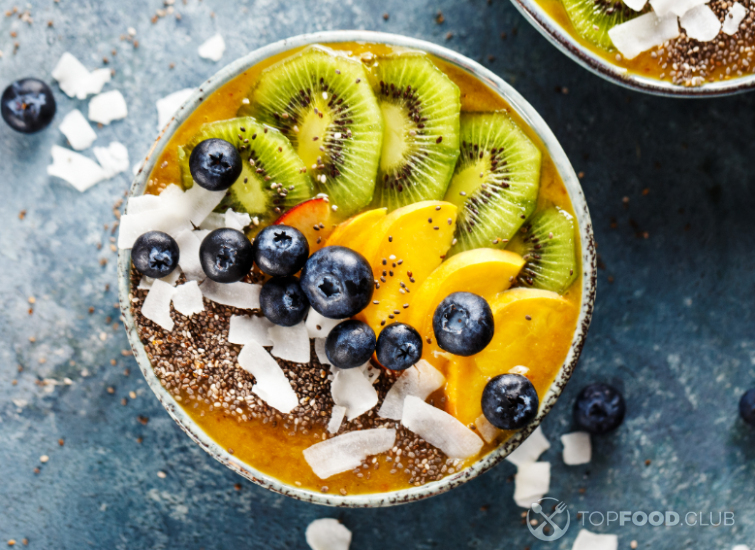 Смузи боул с манго, киви и голубикой