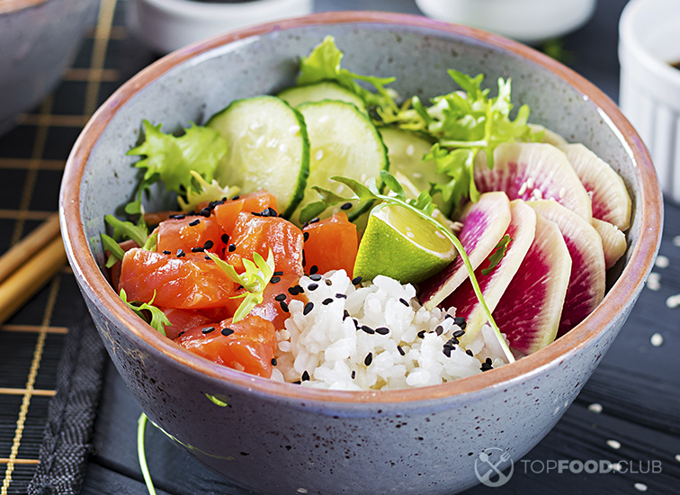 Поке с лососем и дайконом