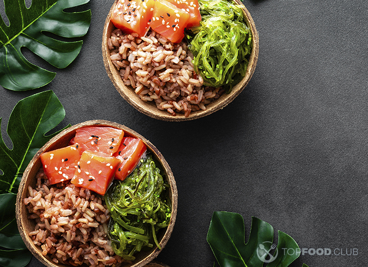 Поке с бурым рисом, лососем и салатом чука