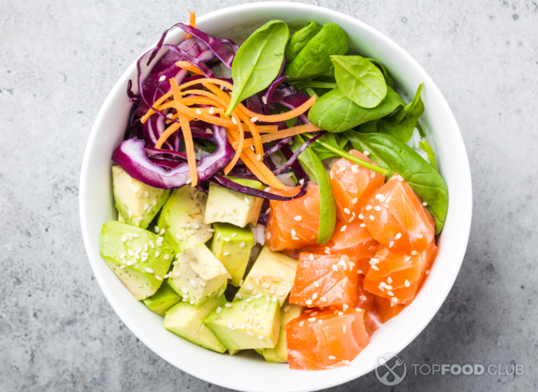 Поке с лососем, авокадо и шпинатом