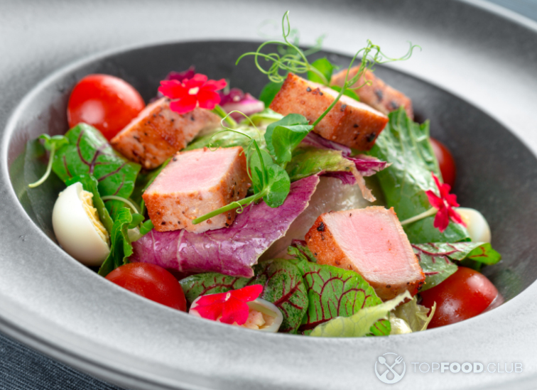 Салат с ветчиной и перепелиными яйцами