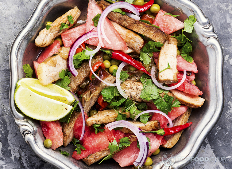Салат с бараниной, овощами и арбузом