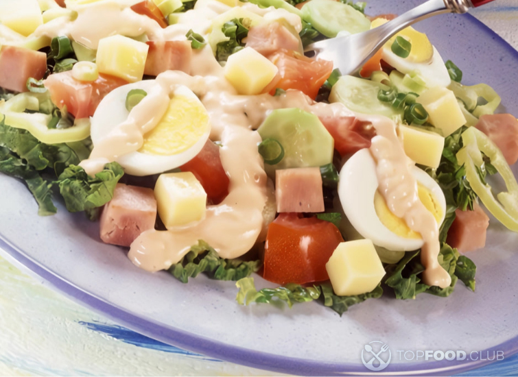 Салат с ветчиной, овощами и зеленью