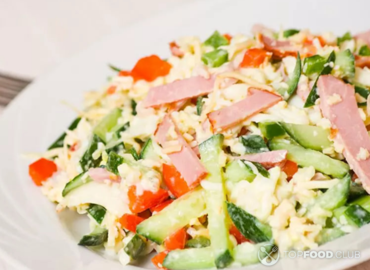 Овощной салат с ветчиной и сыром