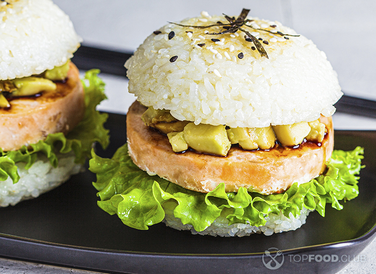 Рисовый бургер с котлетой из лосося