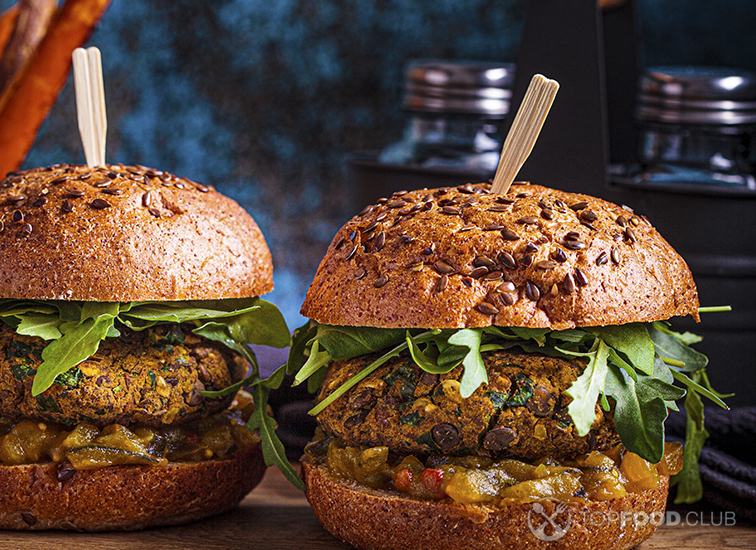 Вегетарианский бургер с котлетой из чечевицы