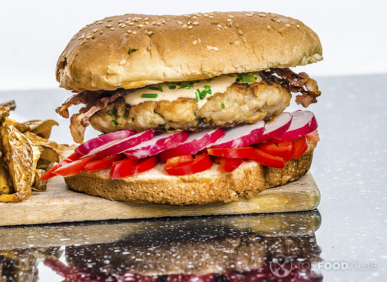 Домашний бургер с куриной котлетой и редисом