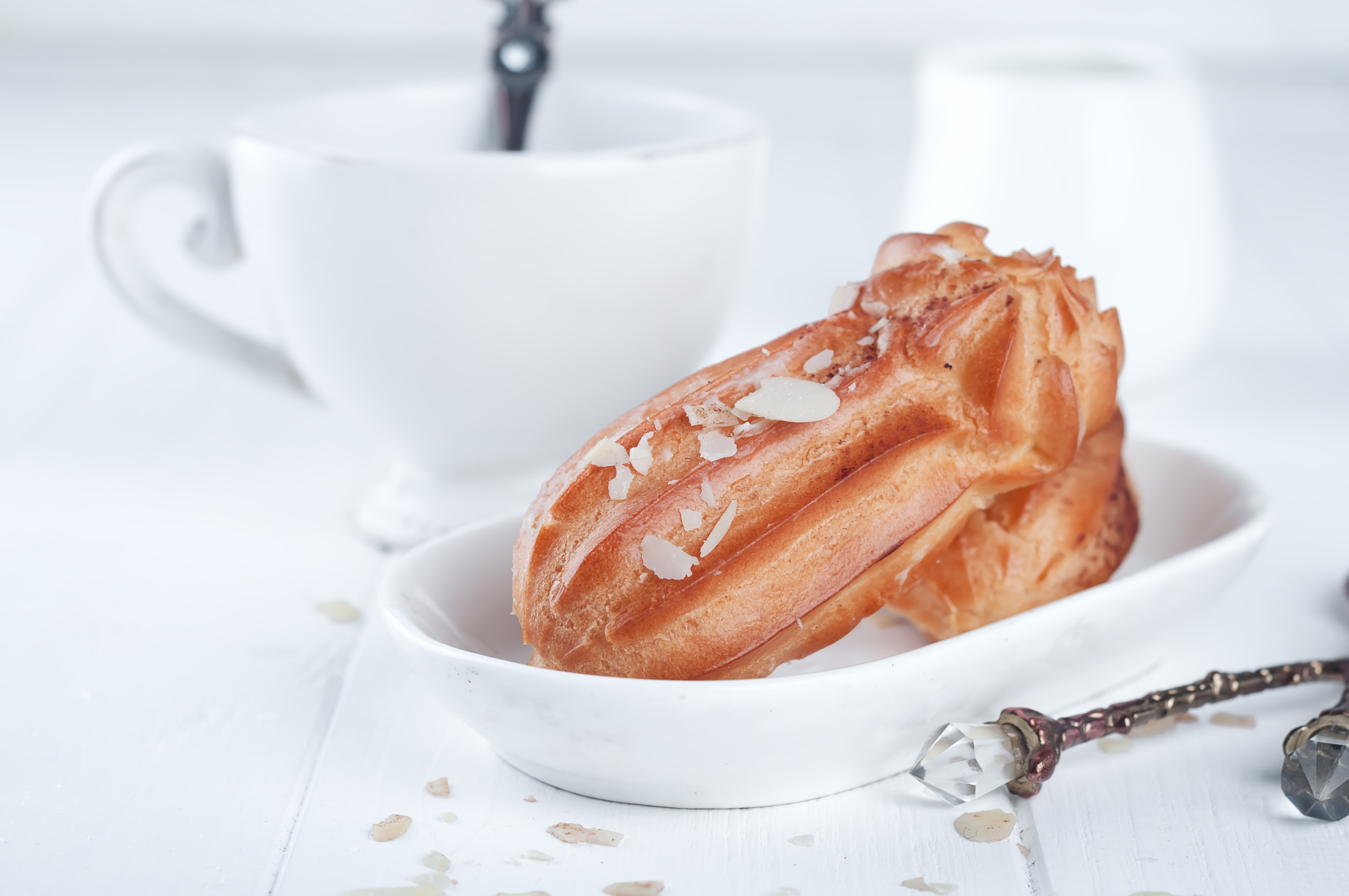 Эклеры с творожным кремом и голубикой