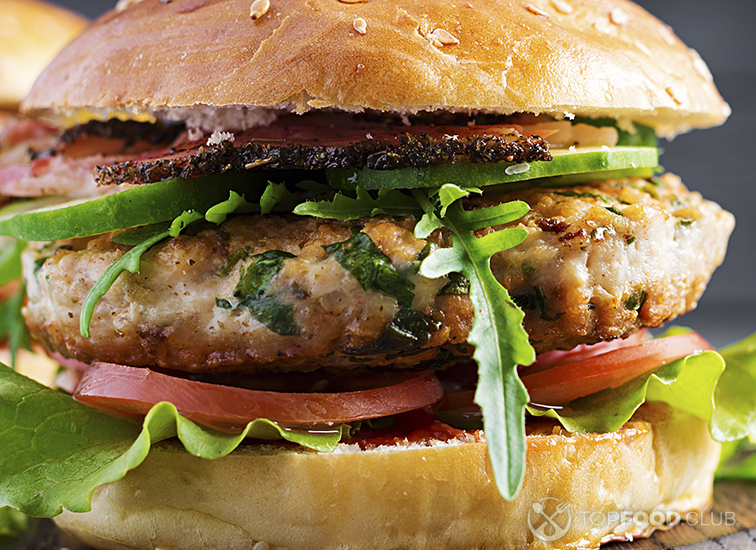 Бургер с котлетой из индейки и беконом