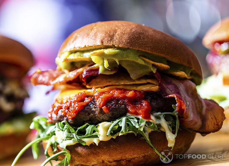 Домашний бургер с чипсами