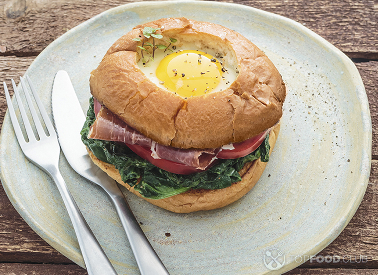 Домашний бургер с яйцом и прошутто