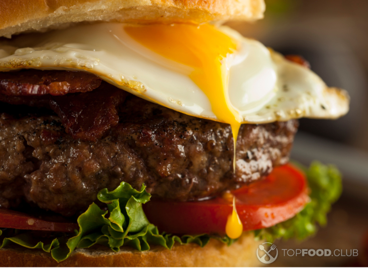 Бургер с яйцом и беконом