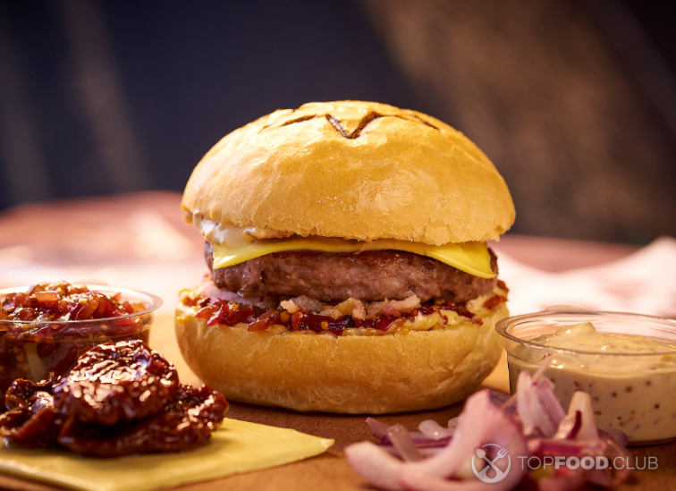 Гамбургер с луком жаренным и орехами