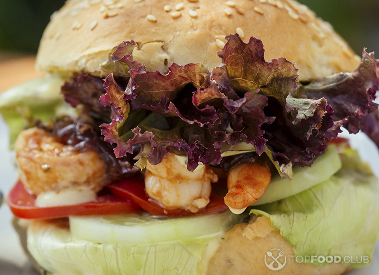 Домашний бургер с креветками и листьями салата