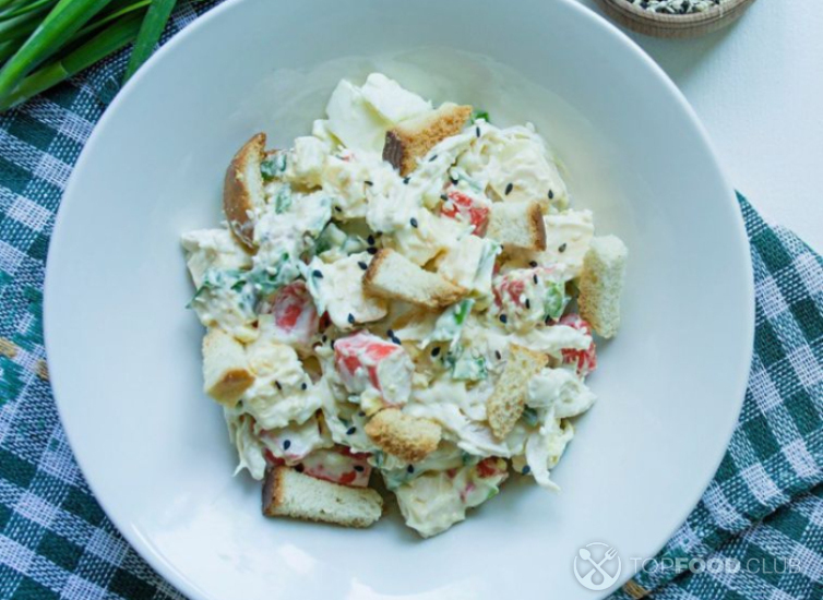 Салат с крабовыми палочками и сухариками