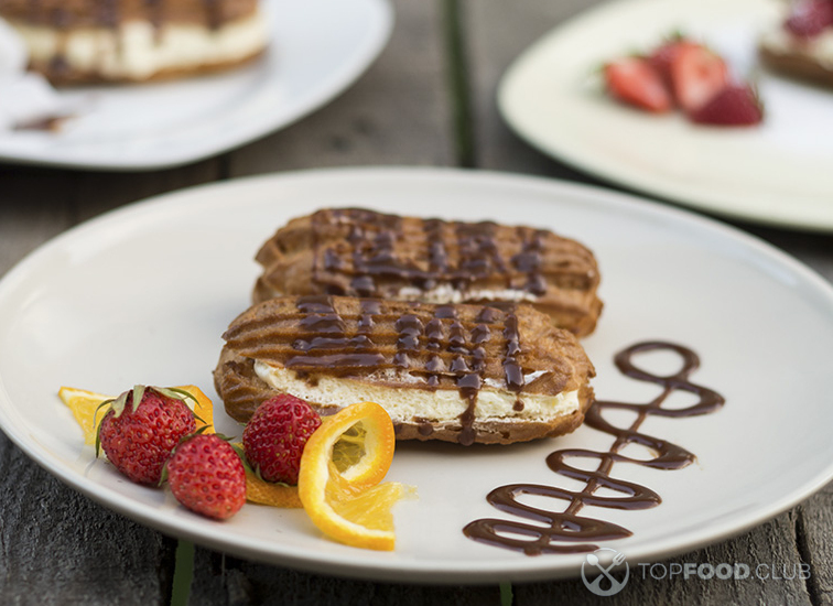 Эклеры с творожным кремом и шоколадной глазурью