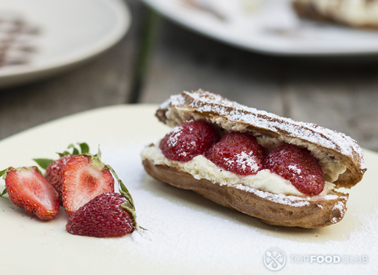 Клубничные эклеры с белковым кремом