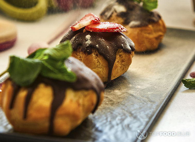 Профитроли в медово-шоколадной глазури