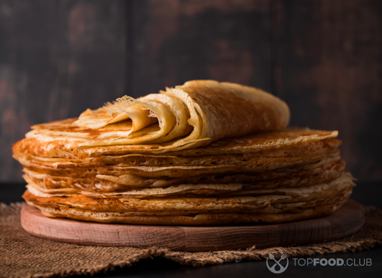 Тонкие блины на воде с дырочками