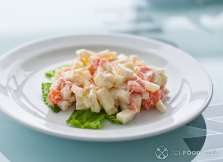 Крабовый салат с сыром и яблоками